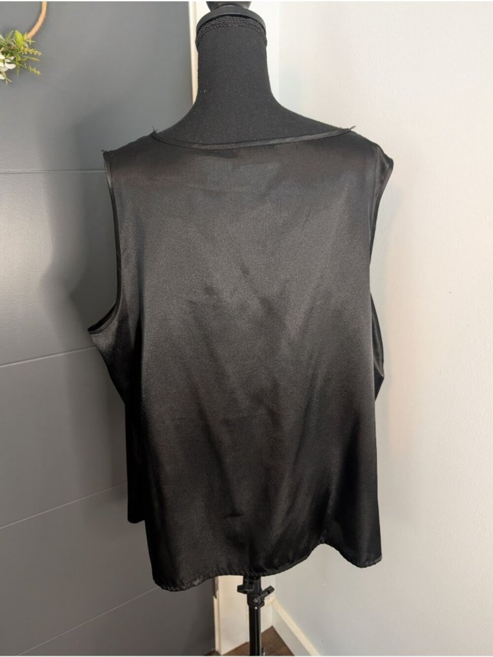 NWT Laura Scott Woman Black Satin Sleeveless Blouse 26W - Picture 2 of 5